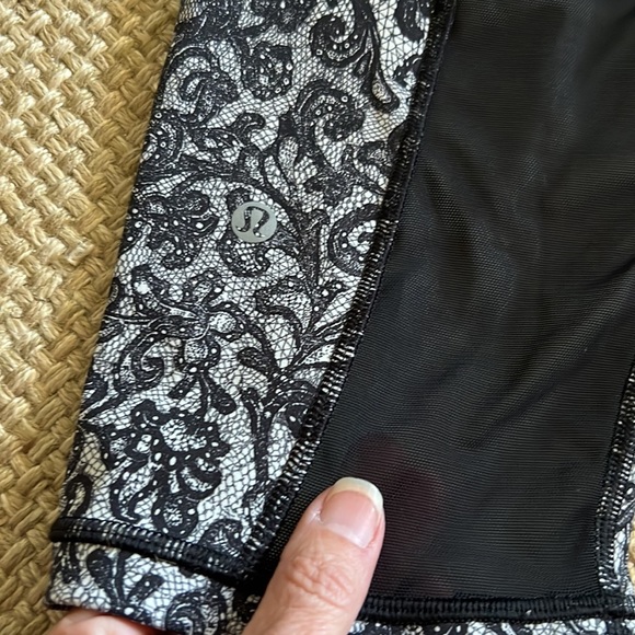 NWOT* Lululemon Outrun Mesh Crop Leggings - Picture 8 of 12